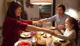 Philipp (Felix Klare) genie&szlig;t das Familienleben bei Katharina (Zora Thiessen) und ihrer Tochter Nele (Greta Schmidt).