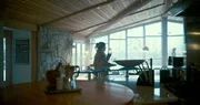 Die blinde Katzensitterin Sophie (Skyler Davenport) macht mit ihrem, per Videocall verbundenen, Freund Cam (Keaton Kaplan, auf Handybildschirm) einen Rundgang durch die Villa ihrer aktuellen Auftraggeberin und l&auml;sst sich dabei von Cam die Einrichtung beschreiben.