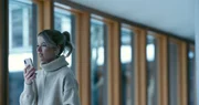 Sophie (Skyler Davenport) l&auml;sst sich von ihrer Auftraggeberin erkl&auml;ren, wie man das Sicherheitssystem von deren Villa aktiviert.
