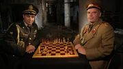 Die USA und die Sowjetunion sitzen sich am Schachbrett des Kalten Krieges gegenüber. Die USA und die Sowjetunion sitzen sich am Schachbrett des Kalten Krieges gegenüber.