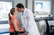 Niklas (Roy Peter Link) und Eva (Sarina Radomski) nutzen den ruhigen Augenblick zu Zweit. Niklas (Roy Peter Link) und Eva (Sarina Radomski) nutzen den ruhigen Augenblick zu Zweit.