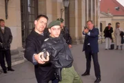 Kommissar Bonhoff (Wolfgang Krewe, li.vo.) und Kommissar Kehler (Wolfgang Bathke, re.) versuchen den Amokschützen Alexander Gehrke (Florian Fischer) zu überwältigen. Kommissar Bonhoff (Wolfgang Krewe, li.vo.) und Kommissar Kehler (Wolfgang Bathke, re.) versuchen den Amokschützen Alexander Gehrke (Florian Fischer) zu überwältigen.