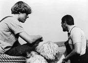 Kapitän Schmidt (Dieter Ohlendiek, rechts) und Matrose Mewes (Marco Kröger) haben mit Bordhund "Belami" einen fröhlichen Dreierbund geschlossen. Kapitän Schmidt (Dieter Ohlendiek, rechts) und Matrose Mewes (Marco Kröger) haben mit Bordhund "Belami" einen fröhlichen Dreierbund geschlossen.