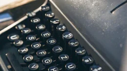 Das Zeichen der SS als eigene Type auf einer Schreibmaschine verdeutlicht den Erfolg des Symbols.