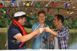 Henner (Stephan Sz&aacute;sz), Simon (Gabriel Merz) und Finke (Golo Euler) haben nicht nur Spa&szlig; miteinander, sie werden auf dem Hausboot auch zu echten Freunden.
