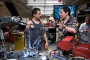 Tony Star (Robert Downey Jr., l.) und Regisseur Jon Favreau bei den Dreharbeiten zu "Iron Man".