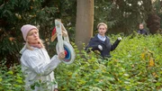 Roswitha Prinzler (Silke Matthias, l.), Stine Bergendal (Sidsel Hindhede, 2. v. l.) und Timmermann (Mathias Junge, r.) durchkämmen den Lindengarten nach einem Beweisstück. Liefert das kaputte Laufrad endlich die entscheidende Spur zum Täter?