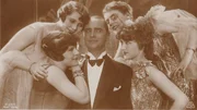 Schöne Frauen, leichtlebige Playboys: Das Kino spiegelte den Zeitgeist der wilden 20-er perfekt wider. Schöne Frauen, leichtlebige Playboys: Das Kino spiegelte den Zeitgeist der wilden 20-er perfekt wider.