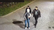 Im Treptower Park in Berlin verbreiten zwei Räuber Angst und Schrecken. Sie überfallen ihre Opfer und zwingen sie, an Automaten Geld abzuheben. Hier wurden die Täter von einer Überwachungskamera aufgenommen. Im Treptower Park in Berlin verbreiten zwei Räuber Angst und Schrecken. Sie überfallen ihre Opfer und zwingen sie, an Automaten Geld abzuheben. Hier wurden die Täter von einer Überwachungskamera aufgenommen.