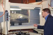 Paul Moller, kanadischer Entwickler und Erfinder, testet ein Flugzeug im Windkanal. Obwohl Mollers Flugzeuge und Designs fremdartig aussehen können, sind sie von Menschen gemacht und nicht mit Alien-Technologie entworfen. Paul Moller, kanadischer Entwickler und Erfinder, testet ein Flugzeug im Windkanal. Obwohl Mollers Flugzeuge und Designs fremdartig aussehen können, sind sie von Menschen gemacht und nicht mit Alien-Technologie entworfen.