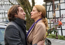 Der Florist Peer (Dieter Landuris) will Linda (Julia J&auml;ger) um jeden Preis f&uuml;r sich gewinnen.