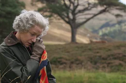 Die Queen (Helen Mirren) sucht ein bisschen Ruhe in der schottischen Natur. Dabei gehen ihr das Schicksal eine kapitalen Hirschbocks sowie die Ereignisse in London sehr nahe - auch, wenn sie das niemals in der &Ouml;ffentlichkeit zeigen w&uuml;rde.