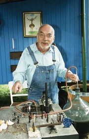 Peter Lustig (Peter Lustig) hat eine einzigartige Eierschalenzerkleinerungsmaschine erfunden - mit Biogas angetrieben.