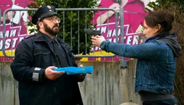 Bille (Eva L&ouml;bau) dreht durch und nimmt dem Polizisten Schulze (Heiko Pinkowski) die Waffe ab.