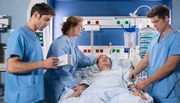 Frank Wöhlitz hat die OP gut überstanden. Doch die vielen Geräte auf der ITS wecken schlimme Erinnerungen bei Martina Wöhlitz. V.l.n.r. Dr. Niklas Ahrend (Roy Peter Link), Martina Wöhlitz (Marion Kracht), Frank Wöhlitz (David C. Bunners), Ben Ahlbeck (Philipp Danne).