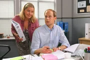 Im Rosenheimer Kommissariat besucht Marie (Karin Thaler) Controller Felix Seitz (Gábor Biedermann) in seinem Büro.