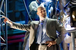 Als sich Tony Stark nach einem Angriff der Terrorgruppe "Zehn Ringe" mit seiner Firma "Stark Industries" aus dem Waffengesch&auml;ft zur&uuml;ckziehen will, gef&auml;llt das Obadiah Stane (Jeff Bridges), dem Freund seines verstorbenen Vaters, ganz und gar nicht ...