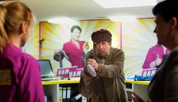 Hubert Lotzmann (J&ouml;rg Gudzuhn) nutzt den rauchenden Fuzzbuster als Waffe.