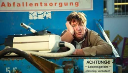 Ihm bleibt nichts erspart: Verzweifelt versucht Hubert Lotzmann (J&ouml;rg Gudzuhn), &bdquo;Herrn Neumann&ldquo; zu retten, den er versehentlich mit dem Staubsauger aufgesaugt hat.