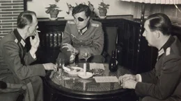 Claus Schenk Graf von Stauffenberg im Offizierscasino, einen Monat vor seinem Attentat auf Hitler am 20. Juli 1944. Hier eine neu entdeckte Aufnahme.