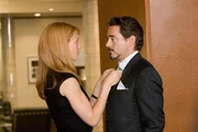 Wie wird seine Assistentin Pepper Potts (Gwyneth Paltrow, l.) reagieren, wenn sie erf&auml;hrt, dass Tony Stark (Robert Downey jr., r.) der Mann im Iron Man-Anzug ist?; Wie wird seine Assistentin Pepper Potts (Gwyneth Paltrow, l.) reagieren, wenn sie erf&auml;hrt, dass Tony Stark (Robert Downey jr., r.) der Mann im Iron Man-Anzug ist?