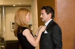 Wie wird seine Assistentin Pepper Potts (Gwyneth Paltrow, l.) reagieren, wenn sie erf&auml;hrt, dass Tony Stark (Robert Downey jr., r.) der Mann im Iron Man-Anzug ist?; Wie wird seine Assistentin Pepper Potts (Gwyneth Paltrow, l.) reagieren, wenn sie erf&auml;hrt, dass Tony Stark (Robert Downey jr., r.) der Mann im Iron Man-Anzug ist?