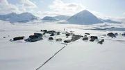 Heute ist Ny-Ĺlesund ein Zentrum der internationalen Arktisforschung und Umweltüberwachung. Die Ortschaft war auch Ausgangspunkt verschiedener historischer Expeditionen, deren Ziel der Nordpol war. Während der Sommermonate leben hier bis zu 180 Wissenschaftler aus 15 Ländern, in den Wintermonaten sind es nur rund 40.