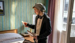 Caspar (Valentino Fortuzzi) macht sich alleine auf den Weg, die Lieblingspl&auml;tze seiner verstorbenen Mutter zu erkunden.