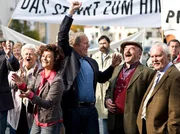 Bei der Demonstration gegen die ebenso größenwahnsinnigen wie unsozialen Pläne des Bürgermeisters: Andrea Plattner (Katharina Stemberger), Thomas Stickler (Harald Krassnitzer), Blasius Schmalzl (Branko Samarovski) und Gottfried Schnell (Wolfgang Hübsch, v.l.) machen Stimmung. Bei der Demonstration gegen die ebenso größenwahnsinnigen wie unsozialen Pläne des Bürgermeisters: Andrea Plattner (Katharina Stemberger), Thomas Stickler (Harald Krassnitzer), Blasius Schmalzl (Branko Samarovski) und Gottfried Schnell (Wolfgang Hübsch, v.l.) machen Stimmung.