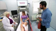 Eine junge Frau wird in die Notaufnahme gebracht. Dabei kommt es zu einer Überraschung. Eine junge Frau wird in die Notaufnahme gebracht. Dabei kommt es zu einer Überraschung.