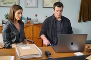 Captain Zoe Andersen (Mercedes Mason) spricht John Nolan (Nathan Fillion) ihre Unterst&uuml;tzung zu.
