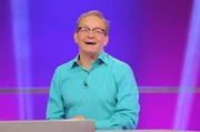 Komiker Wigald Boning lacht während des Wissensquiz 'Meister des Alltags'.