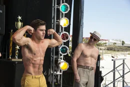 Dick (Robert De Niro, r.) will seinem spie&szlig;igen Enkel Jason (Zac Efron, l.) zeigen, wie man Spa&szlig; hat und &uuml;berredet ihn kurzerhand zu einem irren Party-Urlaub in Daytona Beach ...