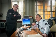 Haller (Hannes Hellmann, r.) und Wolle (Harald Maack, l.) hören am Telefon mit, wie Mattes die Wohnung des Verdächtigen Löhring aufbricht.