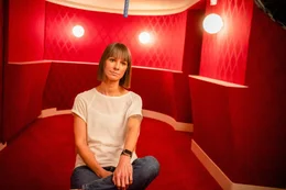 Christina St&uuml;rmer im Interview &uuml;ber Wolfgang Ambros im Wiener Volkstheater.