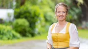 BR Heimat - Zsammg'spuit Key Visual/Cover Sendereihenbild ohne Typo zu "BR Heimat - Zsammg'spuit". Susanne Wiesner (im Bild) erkundet ausgewählte Regionen in Bayern und dem angrenzenden Alpenraum. Sie trifft auf heimische Volksmusikanten und erkundet Geschichte, Brauchtum und Handwerkskunst der jeweiligen Gegend. BR Heimat - Zsammg'spuit Key Visual/Cover Sendereihenbild ohne Typo zu "BR Heimat - Zsammg'spuit". Susanne Wiesner (im Bild) erkundet ausgewählte Regionen in Bayern und dem angrenzenden Alpenraum. Sie trifft auf heimische Volksmusikanten und erkundet Geschichte, Brauchtum und Handwerkskunst der jeweiligen Gegend.