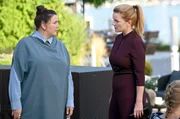 Juweliersgattin Martina Karl (Stephanie Kämmer, l.) bezichtigt die Barkeeperin Evelyn Streek (Aline Hochscheid, r.), dass diese ihren Mann verführen wollte, um an dessen Geld zu kommen. Juweliersgattin Martina Karl (Stephanie Kämmer, l.) bezichtigt die Barkeeperin Evelyn Streek (Aline Hochscheid, r.), dass diese ihren Mann verführen wollte, um an dessen Geld zu kommen.