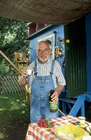 Peter (Peter Lustig) stellt entsetzt fest, dass die Milch sauer geworden ist.