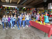 Alle sind bei Miesepeter Herbert zusammengekommen: Tante Bine, ihre Nichte Singa, Volker, die TanzalarmKids und die TanzalarmKinder. Alle sind bei Miesepeter Herbert zusammengekommen: Tante Bine, ihre Nichte Singa, Volker, die TanzalarmKids und die TanzalarmKinder.
