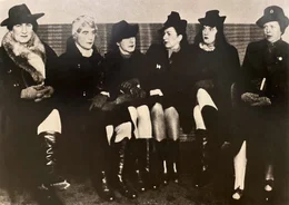 Bei der Fahndung nach dem S-Bahn-M&ouml;rder setzt die Berliner Kripo als Frauen verkleidete m&auml;nnliche Lockv&ouml;gel ein. Damals duften weibliche Kriminalangestellte keine Waffe tragen (1941).