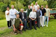 Bauernreporter Ralf Herrmann (M.) mit zehn der insgesamt 13 Bäuerinnen und Bauern der aktuellen Staffel beim Scheunenfest. V.l.: Simone, Daniel, Michi, Johann, Insa, Herbert (hinten), Walter, Christopher, Basti, Friedrich.