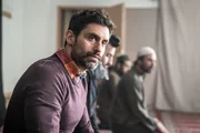„SOKO Leipzig - Aus der Hölle": Amir Mahrous (René Ifrah) betet in einer Moschee. Im Hintergrund sieht man weitere Menschen beim Gebet.
