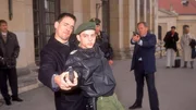 Kommissar Bonhoff (Wolfgang Krewe, li.vo.) und Kommissar Kehler (Wolfgang Bathke, re.) versuchen den Amokschützen Alexander Gehrke (Florian Fischer) zu überwältigen. Kommissar Bonhoff (Wolfgang Krewe, li.vo.) und Kommissar Kehler (Wolfgang Bathke, re.) versuchen den Amokschützen Alexander Gehrke (Florian Fischer) zu überwältigen.