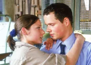 Nina (Marie‑Ernestine Worch) nutzt Andys (Stefan Puntigam) Gefühle für sie, um ihn einen Walkman ins Gefängnis schmuggeln zu lassen.