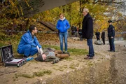 Die SOKOs am Tatort: Arthur Bauer (Gerd Silberbauer, r.), Toni Bischoff (Amanda da Gloria, m.) und Dr. Weissenböck (Florian Odendahl, l.).