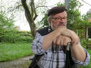 Rentner Herbert ist ein alter Miesepeter, der immer nur schlecht gelaunt ist. Rentner Herbert ist ein alter Miesepeter, der immer nur schlecht gelaunt ist.