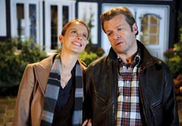 Linda (Julia J&auml;ger) ist gl&uuml;cklich, dass ihr Mann Frank (Roland Koch) sich mal wieder einen Moment Zeit f&uuml;r sie nimmt.