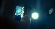 Durch die App "See For Me" kann die ob einer Krankheit erblindeten Sophie (Skyler Davenport) der mit ihr verbundenen Helferin Kelly live zeigen, was bei ihr gegenw&auml;rtig vor sich geht. Kelly hilft der bewaffneten Sophie in diesem Moment dabei, den Einbrecher Dave (Joe Pingue) festzusetzen.