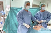 Dr. Alexander Buia (li.), Chefarzt für Allgemein-, Viszeral- und Thoraxchirurgie der Asklepios Klinik in Langen. Sein Spezialgebiet ist die minimalinvasive Chirurgie bei Darmerkrankungen. Dr. Alexander Buia (li.), Chefarzt für Allgemein-, Viszeral- und Thoraxchirurgie der Asklepios Klinik in Langen. Sein Spezialgebiet ist die minimalinvasive Chirurgie bei Darmerkrankungen.