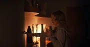 Bei ihrem Versteckspiel vor einer gewaltbereiten Einbrecherbande nutzt Sophie (Skyler Davenport) die App "See For Me", mit der sich Menschen mit Sehbehinderung mit der Hilfe von Freiwilligen durch Alltagsherausforderungen lotsen lassen k&ouml;nnen.